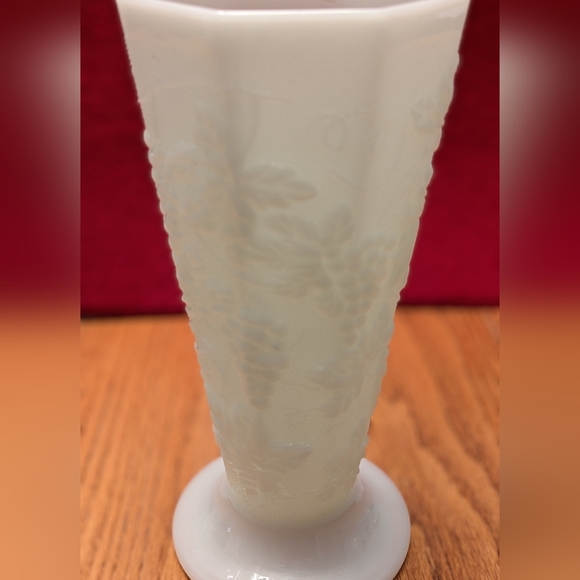 Vintage white milk glass vase - Picture 4 of 5